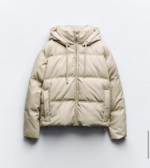 Jacka - En beige, kort vinterjacka från Zara💞Köptes förra året men endast använd ett par gånger, är i bra skick, nypris 699kr