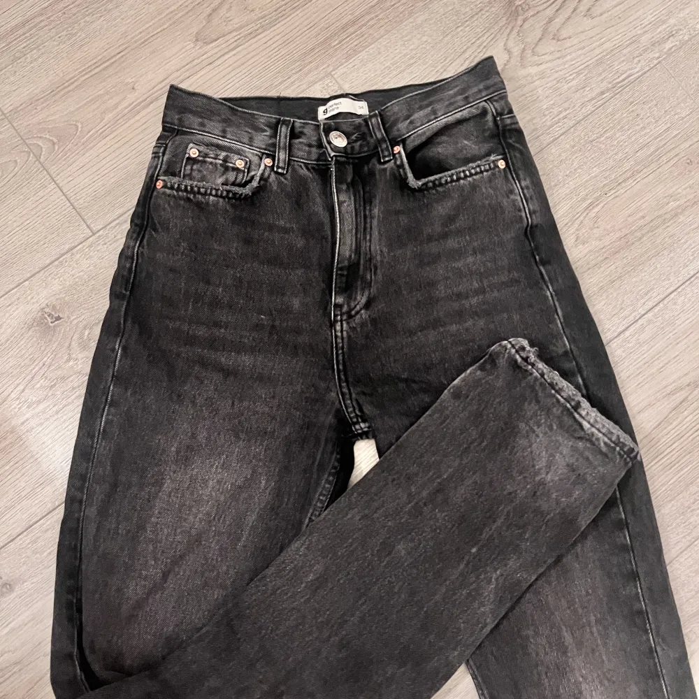 Fina svart/grå jeans från Gina Tricot. Fint skick och i storlek 34💕. Jeans & Byxor.