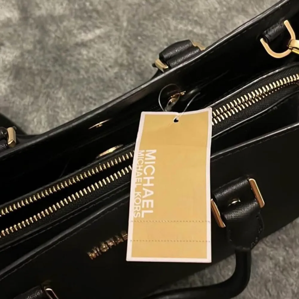 Micheal kors väska Nypris 3500 Jätte bra skick,som ny. Laukut & Käsilaukut.