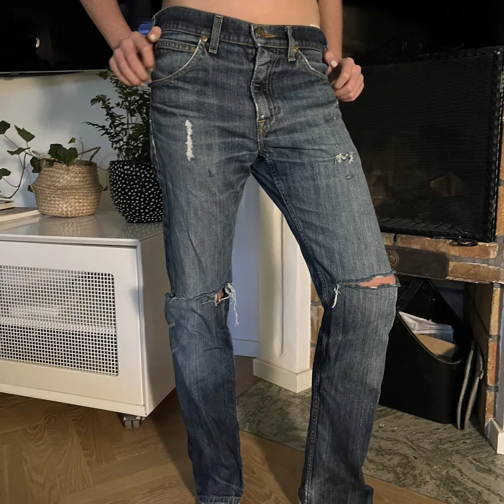 Säljer dessa jeans med snygga slitningar. Märket är Lee. Står ingen storlek men skulle säga 34/36 men mer åt det mindre hållet☺️. Jeans & Byxor.