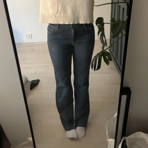 Jeans  - Mörkblå jeans i bootcut. Från märket Shout. Jeansen är insydda i benet längst nere för att göra jeansen mindre vida. Står storlek 40 men de är ”stretchiga” så skulle säga att de passar mellan 36-40. Säljer för jag har liknande💕fint skick