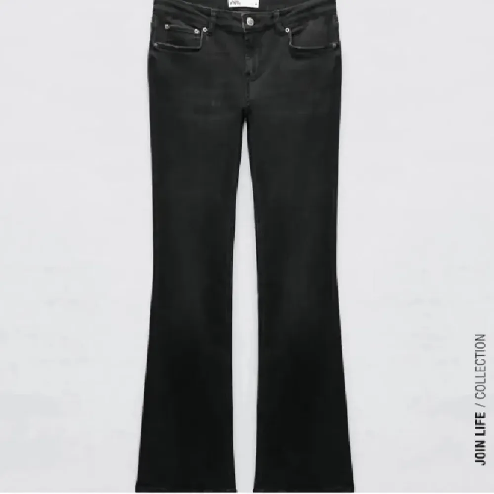 Säljer dessa jättefina svarta lågmidjade bootcut jeansen från zara som är helt slutsålda i storlek 36 då det är förstora för mig!💕Använda fåtal gånger och de är i toppskick!🫶   Bara att fråga om ni har några funderingar!☺️. Jeans & Byxor.