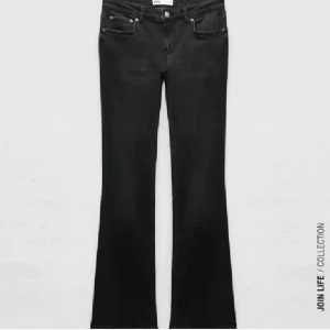 Svarta lågmidjade bootcut jeans - Säljer dessa jättefina svarta lågmidjade bootcut jeansen från zara som är helt slutsålda i storlek 36 då det är förstora för mig!💕Använda fåtal gånger och de är i toppskick!🫶   Bara att fråga om ni har några funderingar!☺️