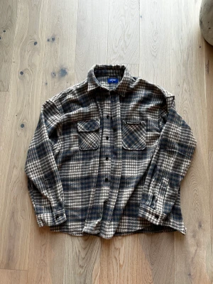 Brun Flannel Overshirt - Brun Flannel Overshirt. Storlek M. Oversized fit