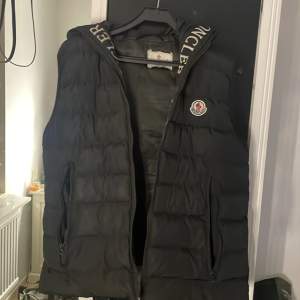 En moncler väst, storlek L min kille vill sälja den för han inte vill ha den längre pris kan diskuteras.