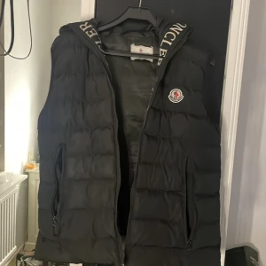 moncler väst - En moncler väst, storlek L min kille vill sälja den för han inte vill ha den längre pris kan diskuteras.