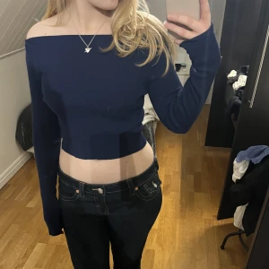 Off-shoulder top - Jättefin marinblå off-shoulder tröja. Endast använda 1-2 gånger och i nyskick💞