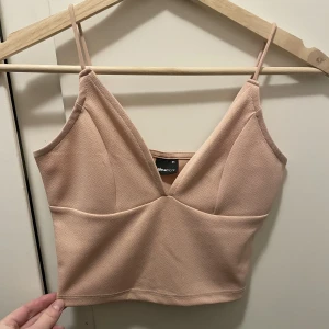 Kort topp  - Topp från Gina Tricot. Aldrig använd. 