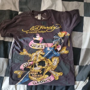 Ed Hardy T-Shirt - Använd en gång. Ej min stil. Osäker på storlek för det står bara size 