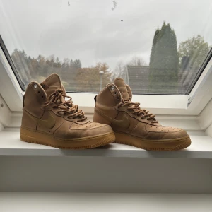 Nike Air Force 1 - Nike air force 1 high. Använda en vinter och fortfarande i fint skick! Omhändertagna med riktigt skofett. Nypris 1300-1600kr