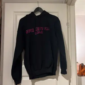En unik Loam hoodie. Aldrig använd ändast provad. Nypris ca 500kr  Kan gå ner i pris vid snabb affär:) 
