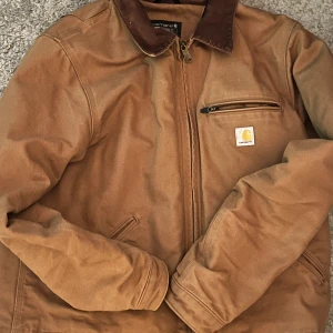 Carhartt Detroit jacket (stl L) - Nypris: 3000kr Köpt för ca 10 månader sedan.   Bra skick och mycket varm och skön passar alla väder  Skriv för fler bilder! 
