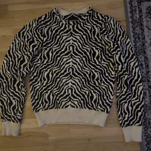 As snygg tröja med zebra mönster 