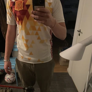 Spanien fotbollströja  - Säljer en Spanien fotbollströja   Sjukt cool 