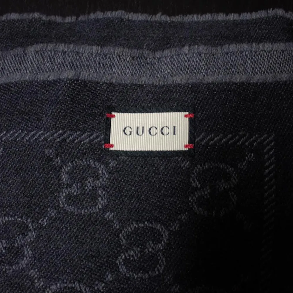 Knappt använd Gucci halsduk den är gott som ny! Kvitto finns.  ORG PRIS 2500kr (Priset går att diskutera) . Övrigt.