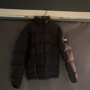 North face jacka - En jacka som är i superskick! Köpt på north face egna hemsida för ca 2300kr! Säljs pga att jag har växt ur den! Tveka inte på att höra av dig vid minsta lilla fråga!😁 Pris kan diskuteras vid snabb affär!🤝🏽
