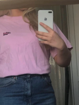 Keith Haring Tshirt - Rosa Tshirt med Keith Haring tryck från uniqlo