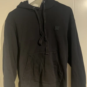 Acne studios hoodie - Säljer en svart acne studios hoodie i bra skick, storlek s!