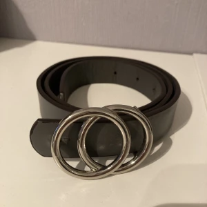 Skärp/bälte - Grått skärp 90 cm, 5kr+frakt men kan skänkas bort mot frakt vid snabb affär!