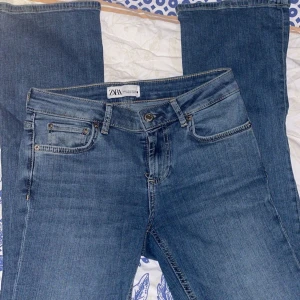 Zara lågmidjade jeans - Ett par lågmidjade blåajeans köpta ifrån Zara, de sitter riktigt bra på och är i bra skick. Skriv för mer info eller bilder:)