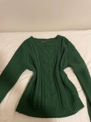 Stickad tröja  - Tecken på användning men varit väl omhändertagen 