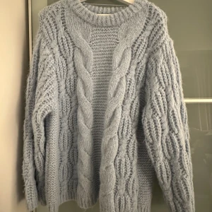 Blå stickad tröja - Helt ny, inte stickig