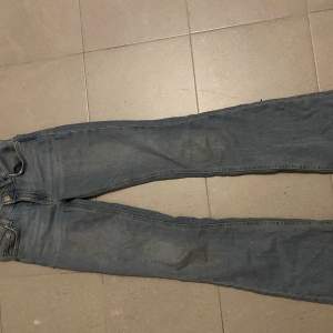 Säljer dessa jeans från lager 157 i modellen low boot storlek xxs, short length. Nypris 400kr 