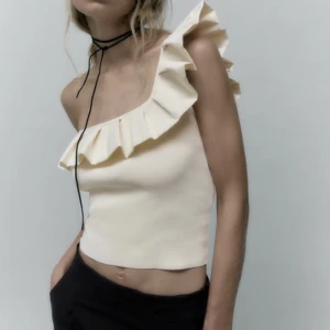 Zara topp - Oanvänd krämvit topp från Zara i nyskick, meddela för fler bilder 💕