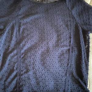 Säljer denna söta marinblåa blusen från Lindex. Lite genomskinlig, någon slags textur på och använd fåtal gånger.