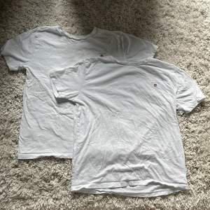 Två vita gant T-shirtar 