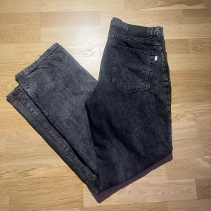 Woodbird Jeans - Säljer dessa då det inte är min stil längre dem är lite baggy, sjukt snygga med som ni ser på bilderna lite små hål men inget som märks. Nypris:999 kr. 