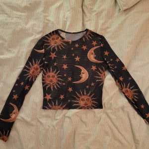 Mesh-tröja med mönster - Jättefin tröja i mesh. Köpt second hand så vet inte varifrån eller storlek men jag tror den passar en S