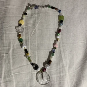 Handgjort halsband - Ett fint halsband som jag har gjort själv. Använt 1-2 gånger💘