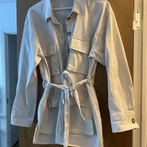 SKJORTJACKA - Magisk skjortjacka från Gina Tricot. Använd 1 gång. 