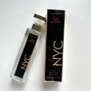 Elizabeth Arden - 5th Avenue NYC - Säljer denna oanvända parfymen från Elizabeth Arden 🍋🍊 (se bild 2). Nypris 299kr. Pris går att diskuteras.  Doftnoter: citrus, bergamott, persika, äpple, svarta vinbär, jasmin, plommonblom, pion, vanilj, tonkaböna, mysk, sandelträ och ambra.