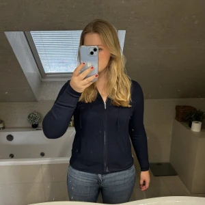 Soft goat zip hoodie - Säljer min fina zip hoodie från soft goat, väldigt bra skick. Dock finns det ett hål på baksidan av armen (se bild 3) därav priset. Storlek M men skulle mer säga S/M.