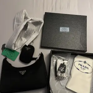 Prada handväska Säljs med komplett embalage