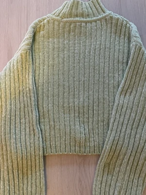 Tröja - En lite tjockare tröja. Bra nu till vintern. Har tyvärr växt ur denna och den är knappt använd 