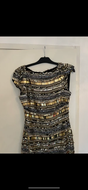 Festklänning talitha  - Använd endast 1 gång. Hittar ingen anmärkning. Jätte fin! 