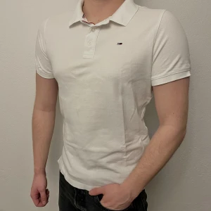 Tommy Hilfiger Piké - Riktigt snygg Tommy Hilfiger Piké i storlek M. Endast använd ett fåtal gånger, därav i bra skick. Inga fläckar eller defekter. Mer bilder kan skickas vid önskemål! Nypris ca 600kr