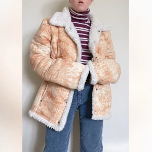 Vinterjacka  - Fodrad jacka i konstmaterial. Strl XL men passar även mindre storlekar och ärmarna kan vikas upp mer. Fint skick! Se även mina andra annonser! 3 för 2 på allt! 💫