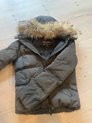 Woolrich jacka  - Helt okej skick, har haft den rätt länge. Ny pris 9000 säljer för den har blivit för liten. Pris kan diskuteras 💞