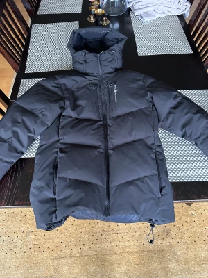 Sail Racing vinterjacka  -  Det är en Sail racing unisex Passar även bra till S i storlek  Mycket bra skick på jackan använd en vinter nypris var 4500KR 