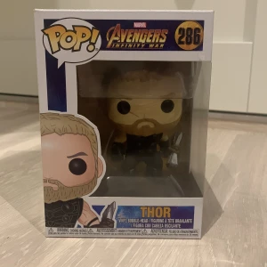 Thor Funko Pop - Avengers infinity war Thor funko pop figur, #286. Figuren har tagits ur lådan men både lådan och figuren är i bra skick. Pris kan diskuteras.