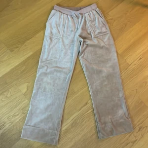 Juicy byxor - Säljer mina begiea juicy för dem inte används mer. Jag har sytt upp dem längst ner som man ser på sista bilden något som går att sy ner. Det är storlek 12/13 och jag är  1,55 cm o på mej passar dem. TRYCK INTE PÅ KÖP NU.Pris kan diskuteras💕. Köpta för 899