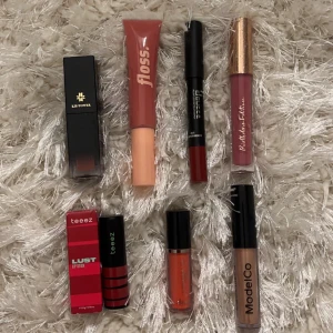 Läpprodukter - Säljer massa olika slags läpprodukter, lipstick, läppstift, läppenna, lipgloss ALLT MÖJLIGT🤩De är helt oanvända!!🤩Skriv vid fler bilder eller frågor om någon produkt:) Jag säljer de för 45kr styck men pris kan diskuteras vid köp av flera, mängdrabatt☺️
