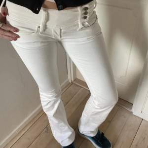 (lånade bilder från tidigare ägaren) supercoola vintage diesel jeans som tyvärr inte passade mig😖midjemått tvärs över ca 40cm, innerbenslängd: 85cm)💖