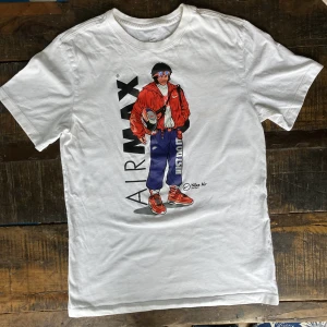 Nike tröja med stort tryck - Skitnajs Nike tröja med roligt Air Max tryck🌟🌟 Bra kvalité o väldigt speciell design, huvudet blev konstig på bilden men ser bättre ut i verkligheten!!!