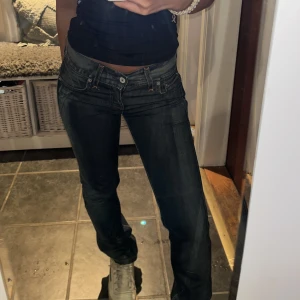 Vintage Levi's jeans⚡️ - Säljer dessa supersnygga vintage Levi's jeans. Modellen heter ”Patty Anne”. Som ni ser på bilden de raka i modellen på mig. Midjemått 75 cm, innerbenslängd 77 cm och ytterbenslängd 98 cm passar för mig som har storlek 24x30. Pris kan diskuteras!💘