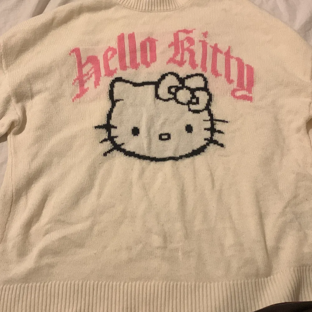 The condition is very good, worn 2times, got it a gift. I just don’t like hello kitty and yeah so I never really wear it anymore.. Hoodies.